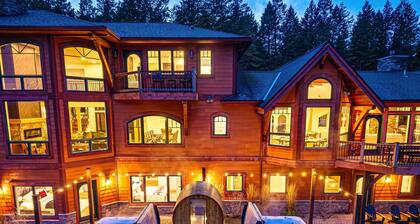 New Montana Mansion/2 Hot tubs/2 Saunas/Sleeps 10