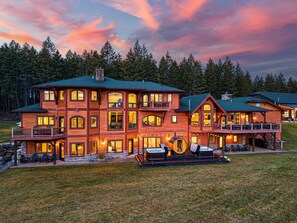 Exterior - New Montana Mansion/2 Hot Tubs/2 Saunas/Theater (Whitefish)