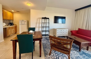 TV - Sunset Studio Just a Short Walk from the Beach & Free Daily Activities! (Panama City Beach)