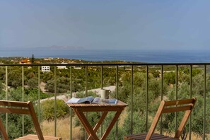 Outdoor dining - Villa Kito, spacious, 4-bedrooms with private pool (8HVX+QQ9 Arkadi, Greece)