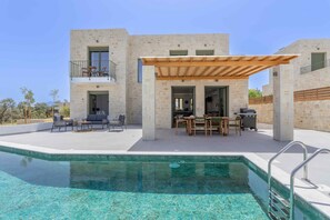 Outdoor pool - Villa Kito, spacious, 4-bedrooms with private pool (8HVX+QQ9 Arkadi, Greece)