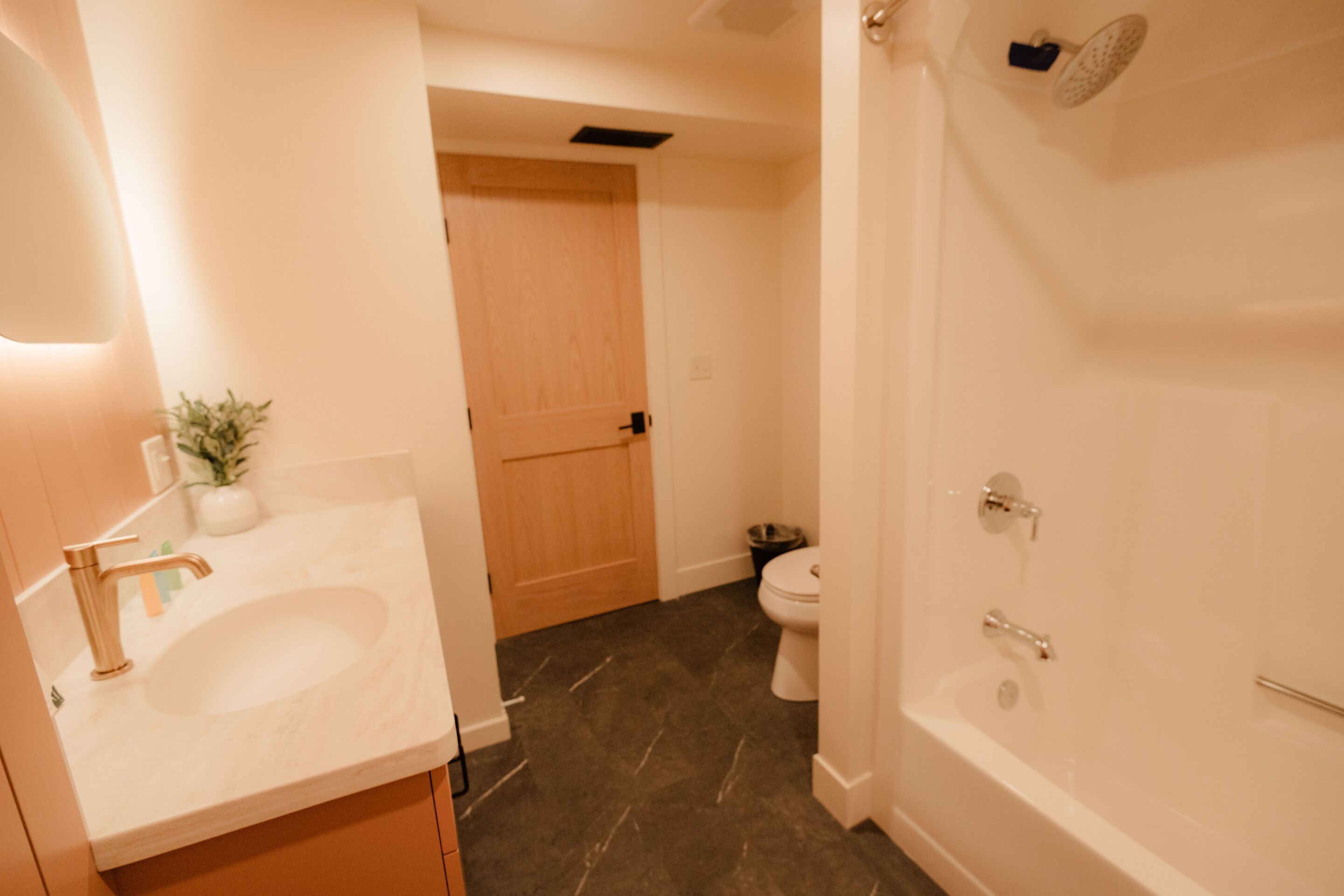 Een badkamer met een wastafel, toilet en bad.