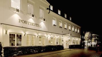 Fachada de la propiedad por la tarde o noche