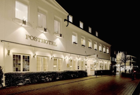 Fassade der Unterkunft – Abend/Nacht. Posthotel Monegro