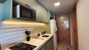 Comfort Studio Suite, Pool View | Private kitchen