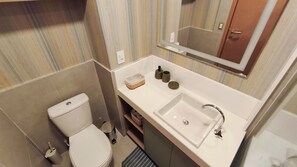 Comfort Studio Suite, Pool View | Bathroom