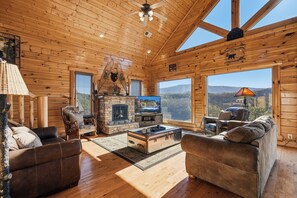 Smart TV, fireplace, table football - New Listing! Breathtaking Mountain Views, Hot tub, Game Room, Jacuzzi Tub (Sevierville)