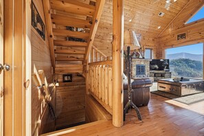 Interior - New Listing! Breathtaking Mountain Views, Hot tub, Game Room, Jacuzzi Tub (Sevierville)