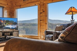 Smart TV, fireplace, table football - New Listing! Breathtaking Mountain Views, Hot tub, Game Room, Jacuzzi Tub (Sevierville)
