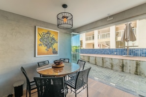 Outdoor dining - Condominium w/ Pool, 900 m fr/ the Beach, Imbassai Top Flats - Itfs (Mata de São João)