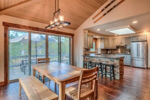 Dining - Sunriver Home Near Fort Rock, Hot Tub, A/C, SHARC (Sunriver)