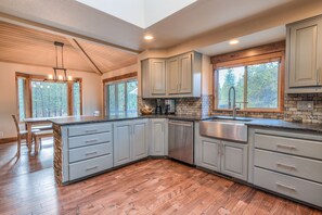 Fridge, microwave, oven, stovetop - Sunriver Home Near Fort Rock, Hot Tub, A/C, SHARC (Sunriver)