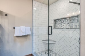 Shower, hair dryer, towels, toilet paper - Sunriver Home Near Fort Rock, Hot Tub, A/C, SHARC (Sunriver)
