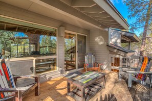 Terrace/patio - Sunriver Home Near Fort Rock, Hot Tub, A/C, SHARC (Sunriver)