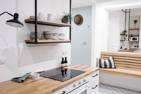 Cocina compartida. Orange Glow Boutique Apartments #47 by goodnite cz