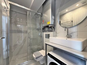 Een douche, een haardroger, handdoeken, zeep