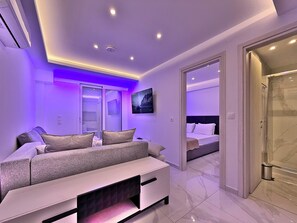 1 bedroom, WiFi, bed sheets - Deluxe One-Bedroom Suite No. 18 (Paralia)