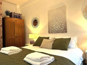 Iron/ironing board, WiFi, bed sheets - High Street Apartment (29A) (Shropshire)