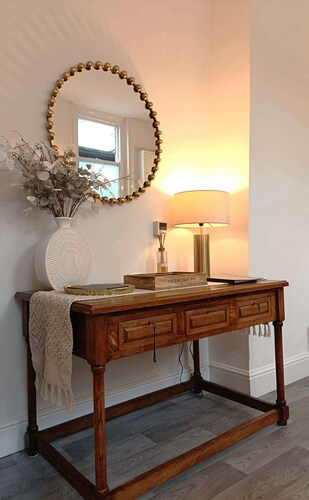 Whitchurch High Street Hideaway