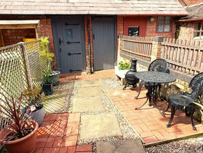 Terrace/patio - Cosy cottage (5 Alkington Road) (Whitchurch)