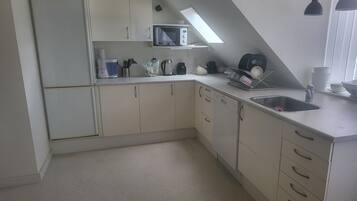 Mikrobølgeovn, ovn, kokeplater og oppvaskmaskin