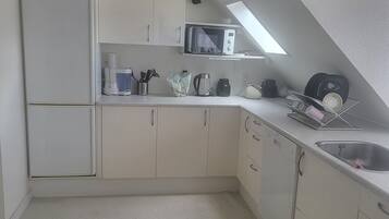 Microondas, horno, placa de cocina, lavavajillas