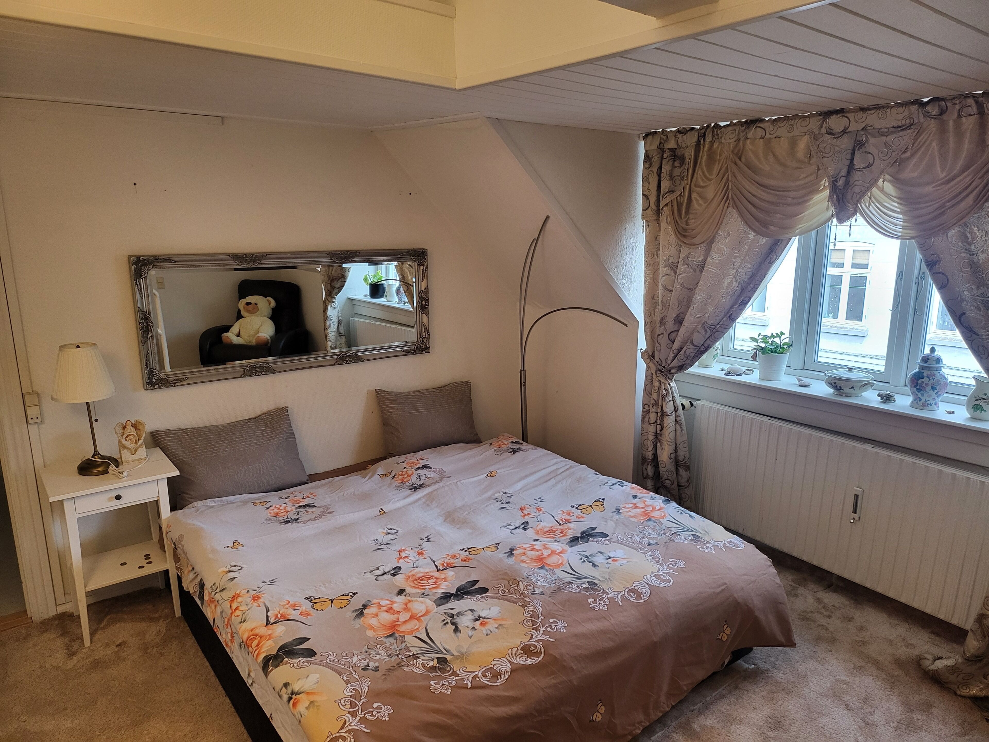 1 habitación, tabla de planchar con plancha, wifi gratis y ropa de cama 