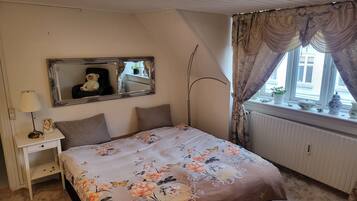 1 habitación, tabla de planchar con plancha, wifi gratis y ropa de cama