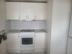 Køleskab, mikrobølgeovn, ovn, kogeplade
