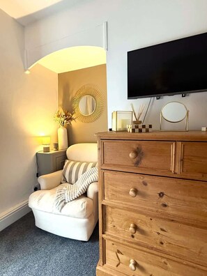 Televisión y chimenea