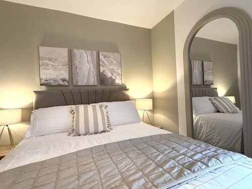 The Whitchurch Apartment- The Painted Rooms
