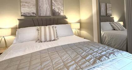 The Whitchurch Apartment- The Painted Rooms