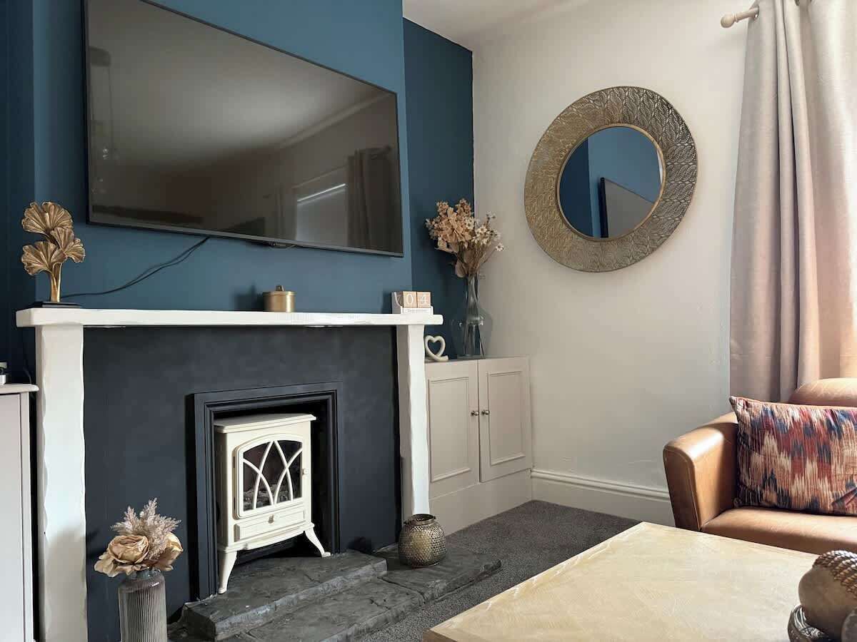 TV, fireplace