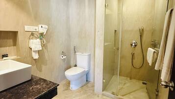 Chambre Deluxe Double ou avec lits jumeaux, balcon, vue montagne | Salle de bain