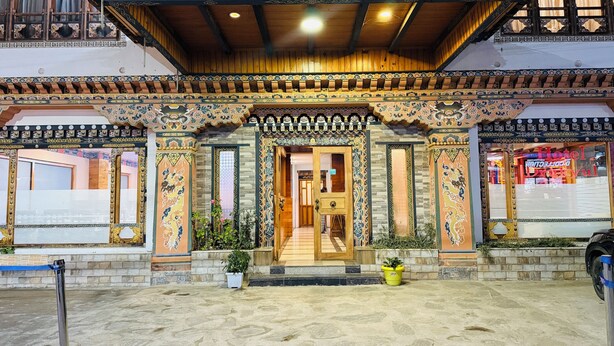 Un edificio tradicional con elaborados adornos de madera y un vestíbulo con azulejos.