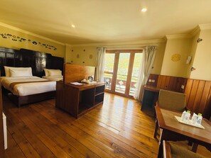 Habitación Deluxe con 1 cama matrimonial o 2 individuales, balcón, vista a la montaña | Espacio para trabajar con laptop y wifi gratis 