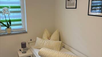 2 bedrooms, travel cot, free WiFi, bed sheets