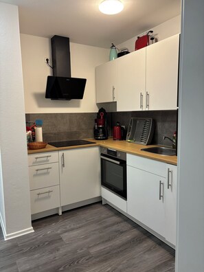 Kjøleskap, ovn, kokeplater og oppvaskmaskin