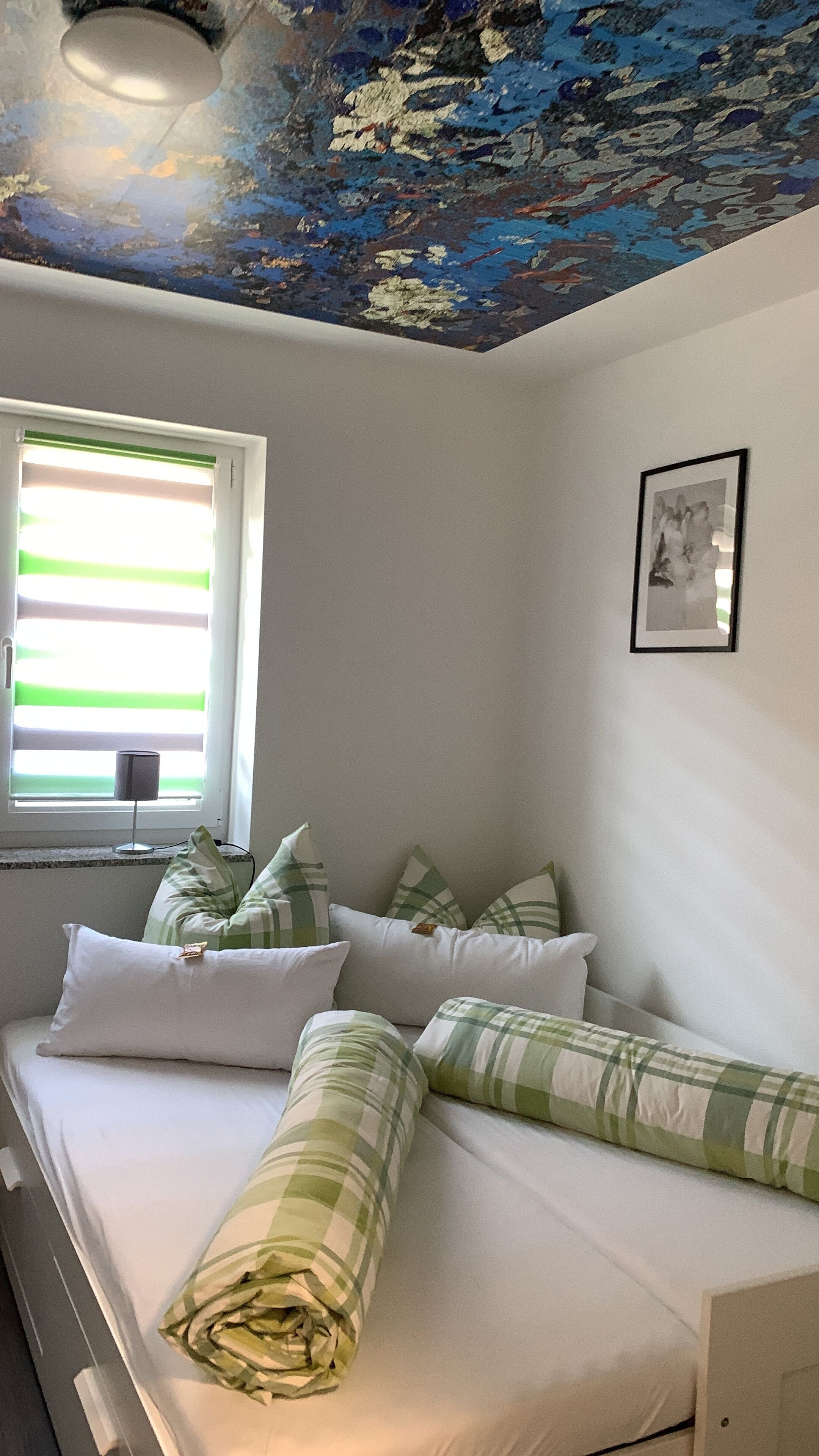 2 bedrooms, travel cot, free WiFi, bed sheets