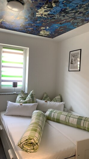 Travel crib, free WiFi, bed sheets