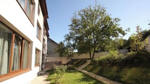Un immeuble résidentiel avec un chemin pavé menant à un escalier.