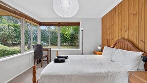 3 bedrooms, desk, free WiFi, bed sheets - Natures Haven Wentworth Falls with Sauna & Pool (Wentworth Falls)