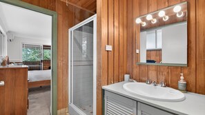 Shower, hair dryer, towels - Natures Haven Wentworth Falls with Sauna & Pool (Wentworth Falls)