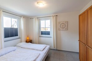 2 bedrooms, iron/ironing board, Internet - Königshörn EG in a two-family house. Family-friendly area, dogs allowed. (Glowe)
