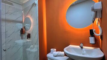 Apartemen Comfort, 2 kamar tidur, dapur kecil | Kamar mandi | Pengering rambut, handuk, sabun, dan sampo