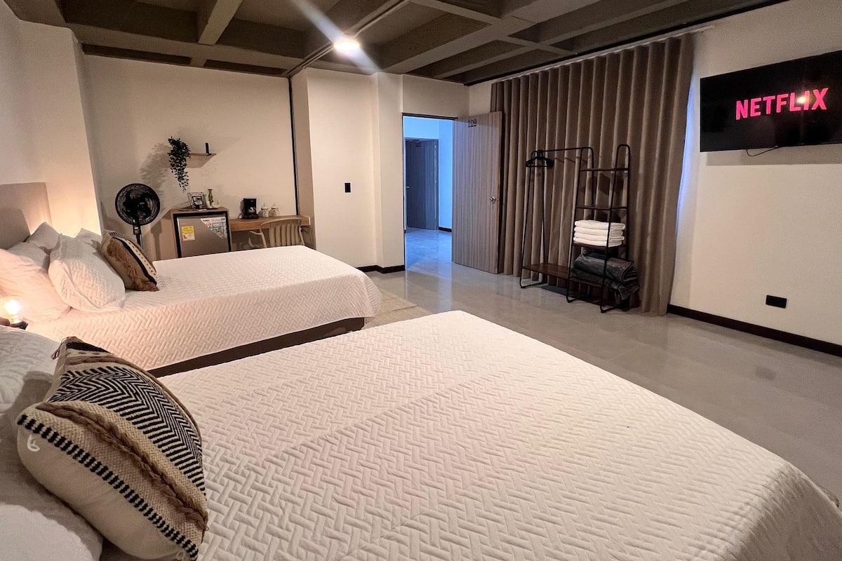 Quarto luxo, 2 camas de casal | Roupas de cama premium, edredons de pluma, frigobar, Wi-Fi de cortesia