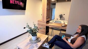 Chambre Triple Exécutive, 1 lit double et 1 canapé-lit | Coin séjour | TV connectée de 32 pouces avec chaînes numériques, Netflix