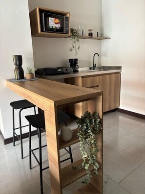 Studio – deluxe, 1 dobbeltseng, tekjøkken | Eget kjøkken | Oppvaskmaskin, kaffetrakter/tekoker og kjøkkenutstyr