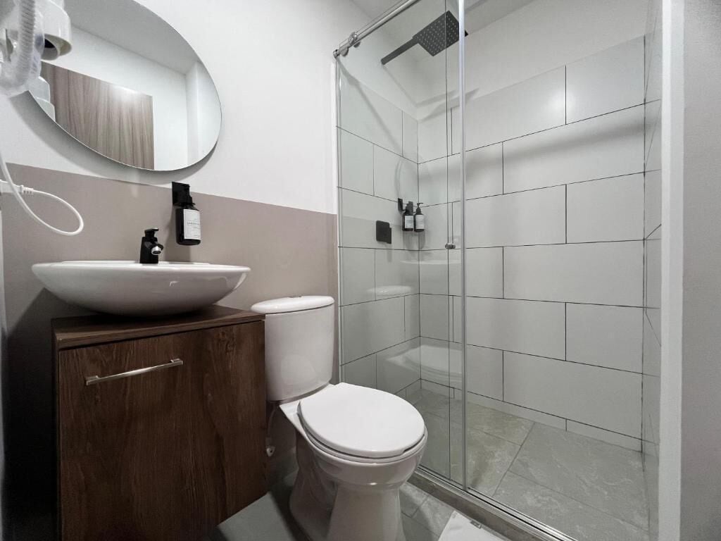 Chambre familiale | Salle de bain | Séchoir à cheveux, serviettes fournies, savon, shampooing
