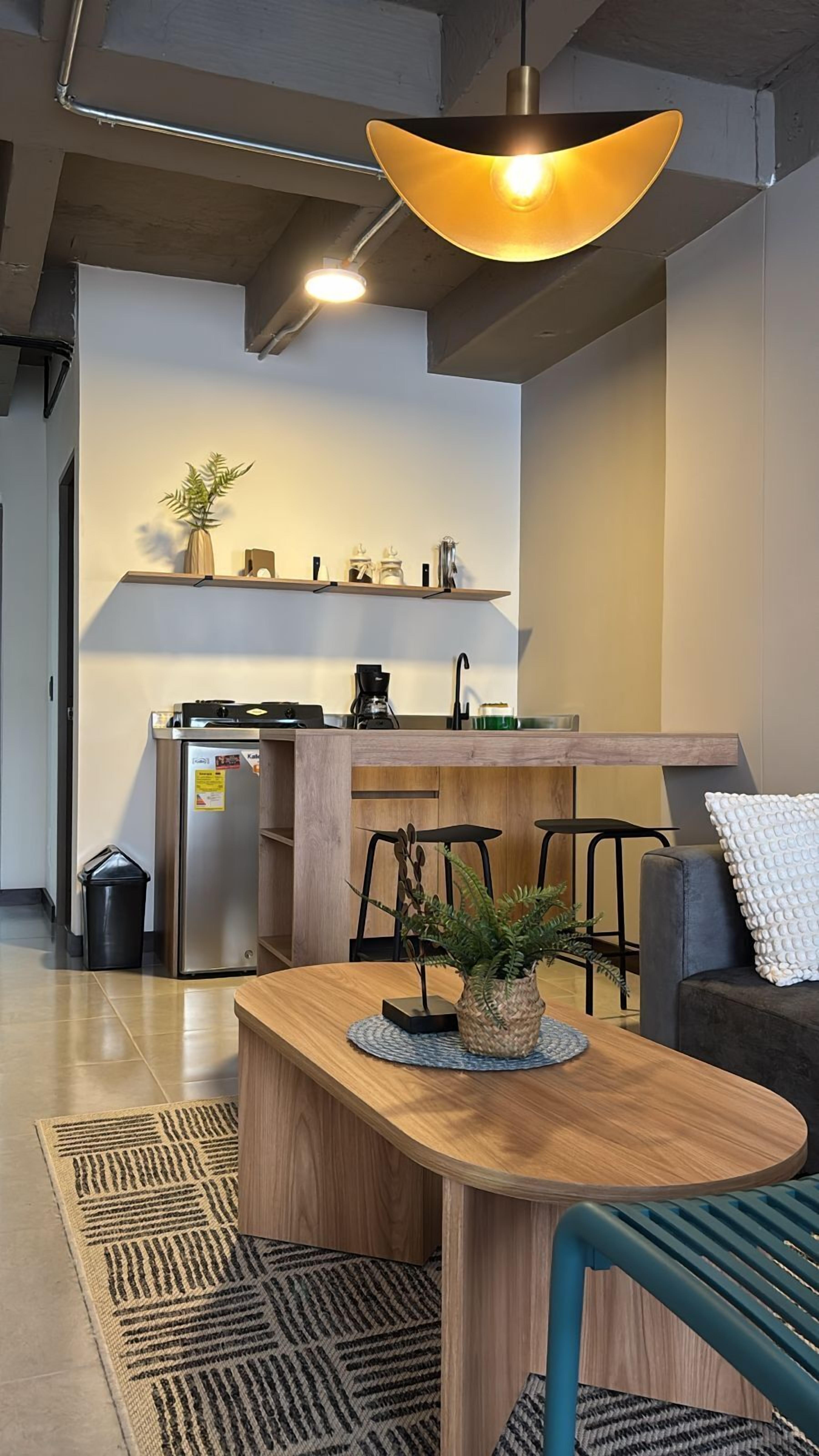 Studio Deluxe, 1 lit double, coin cuisine | Coin séjour | TV connectée de 32 pouces avec chaînes numériques, Netflix